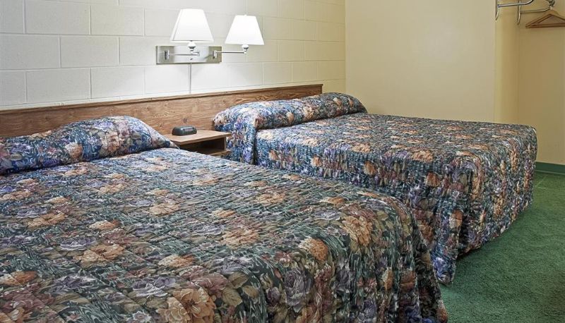 Quadrupla - Canadas Best Value Inn Mile 0