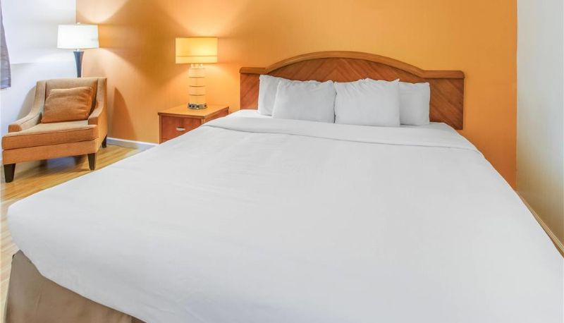 Zimmer - Econo Lodge Alliance
