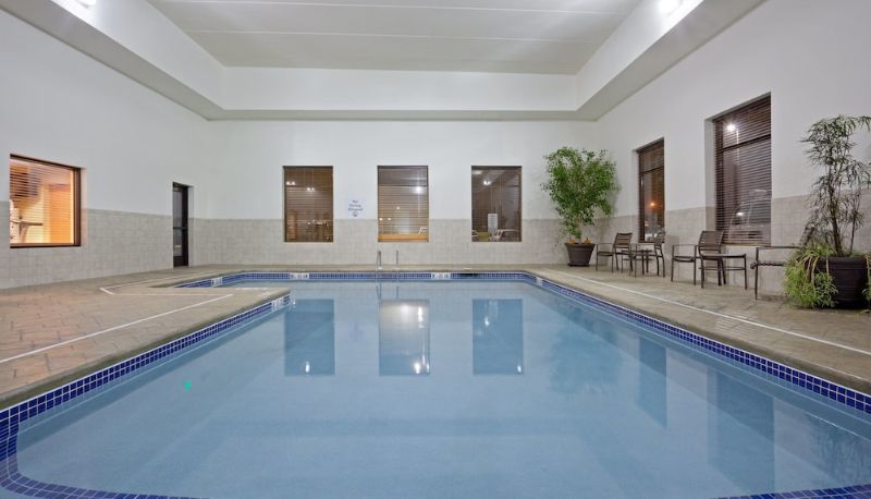 Piscina - Holiday Inn Express & Suites MALONE by IHG