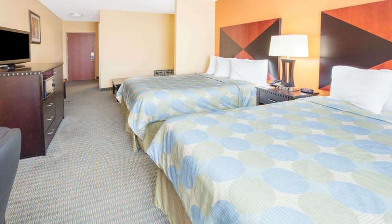 Zimmer - Days Inn & Suites by Wyndham Russellville