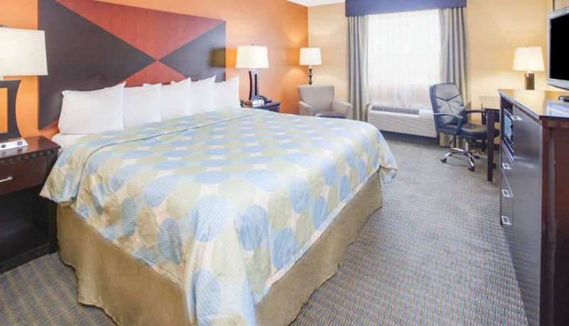 Camera - Days Inn & Suites by Wyndham Russellville