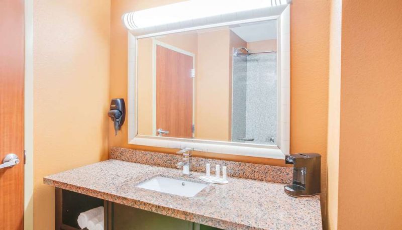 Zimmer - Days Inn & Suites by Wyndham Russellville