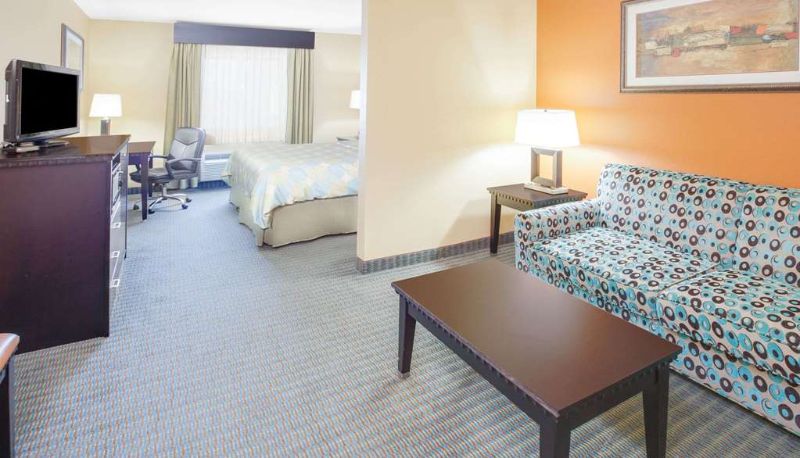 Zimmer - Days Inn & Suites by Wyndham Russellville