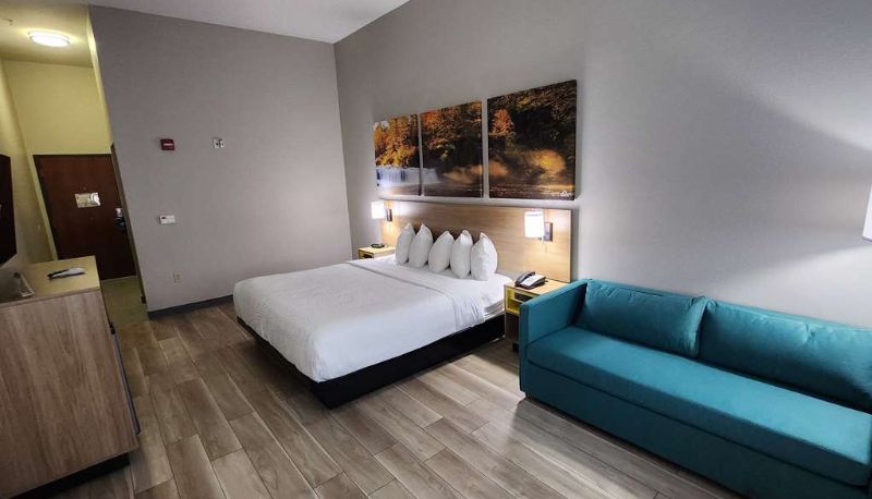 Camera - Days Inn & Suites by Wyndham Russellville