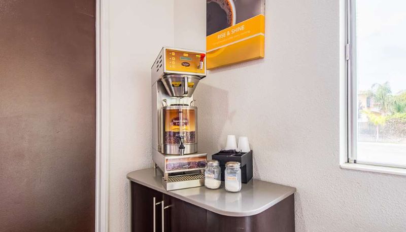 Hall - Motel 6 Bakersfield Airport