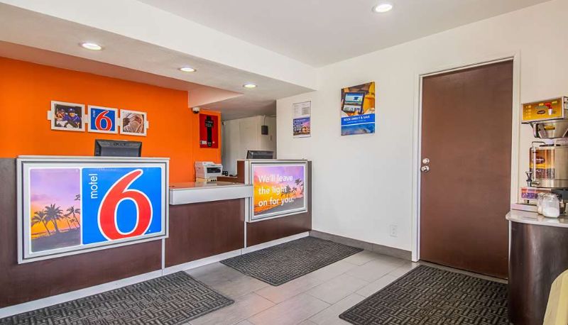 Hall - Motel 6 Bakersfield Airport