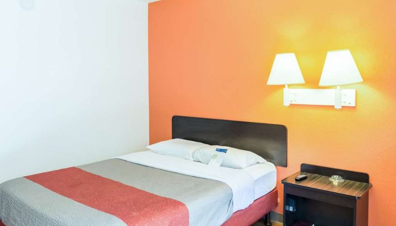 Suite - Motel 6 Bakersfield East