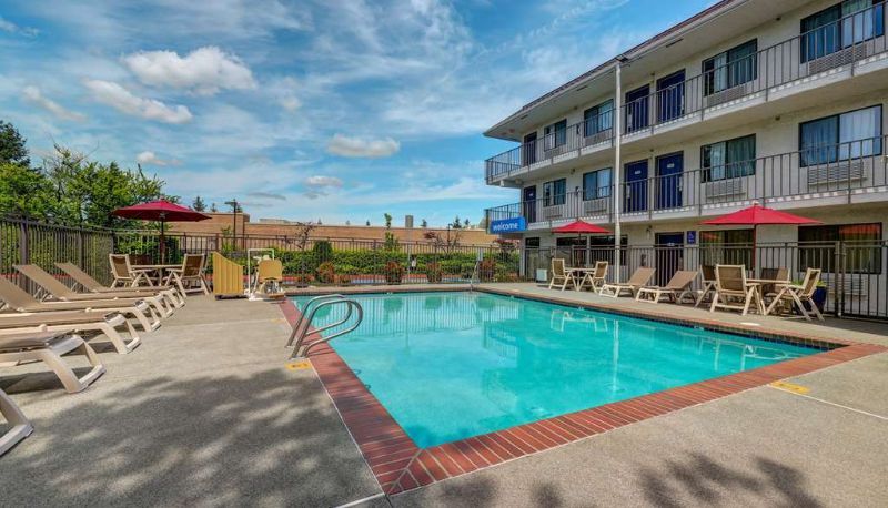 Piscina - Motel 6 Seattle North Kirkland