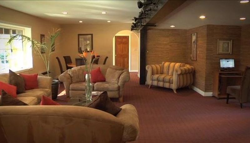 Hall - WILSHIRE CREST HOTEL