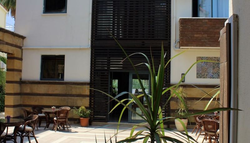 Bahçe - Avlu Hotel