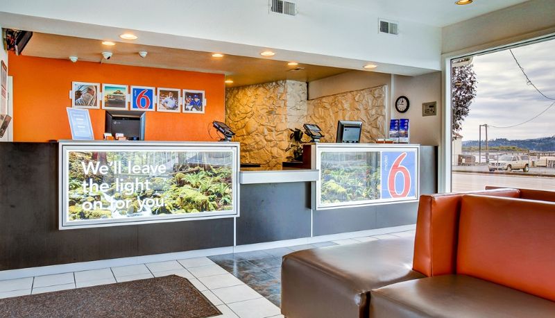 Hall - Motel 6 Coos Bay