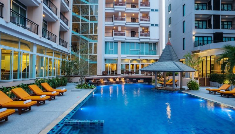 Piscina - Hotel J Pattaya