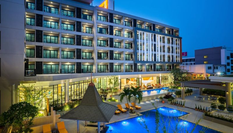 Piscina - Hotel J Pattaya