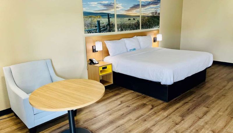 Zimmer - Days Inn by Wyndham Burleson Ft. Worth