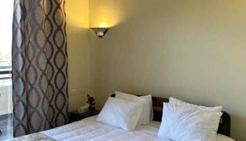 Camera - Iris Flower Hotel