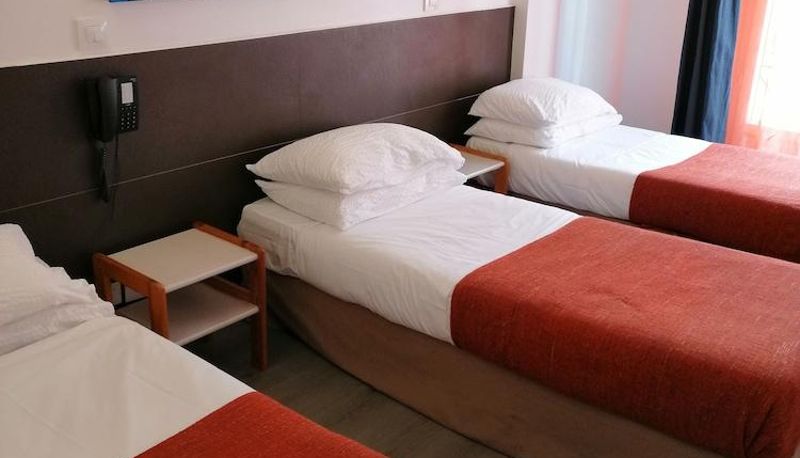 Chambre triple - Brit Hotel Colbert Juan les Pins