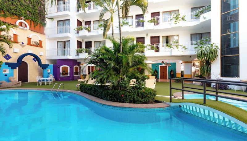 Piscina - Los Arcos Suites