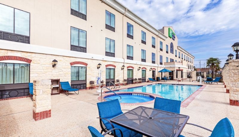 Pool - Holiday Inn Express & Suites FLORESVILLE by IHG