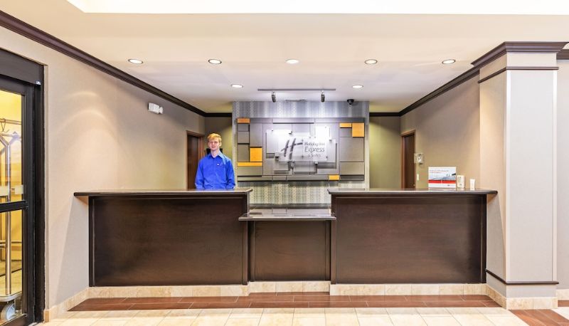 Lobby - Holiday Inn Express & Suites FLORESVILLE by IHG