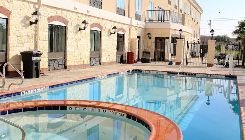 Pool - Holiday Inn Express & Suites FLORESVILLE by IHG