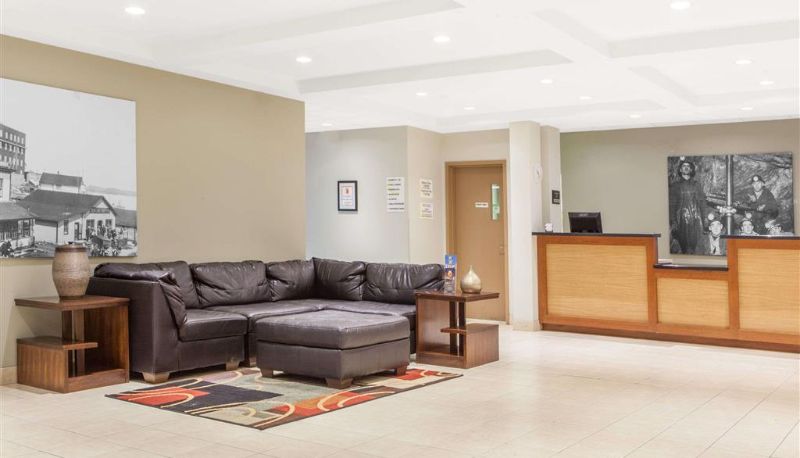 Hall - Super 8 by Wyndham Red Lake ON