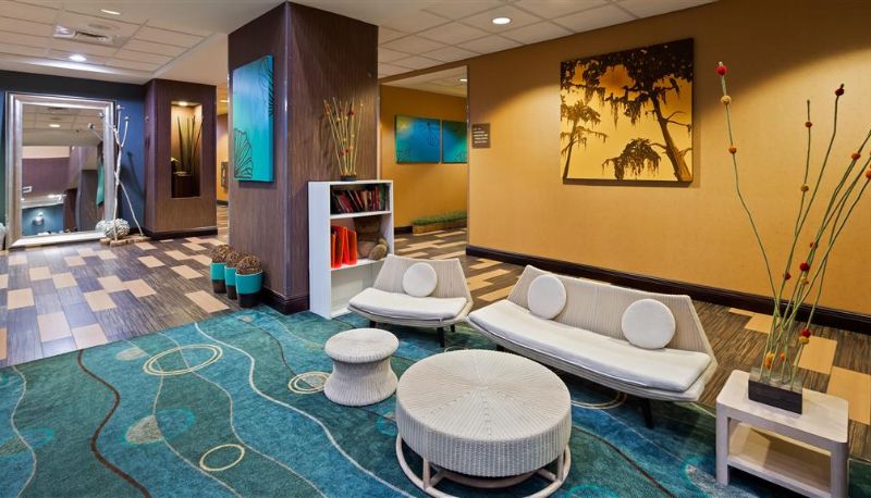 Hall - Best Western Plus Chain of Lakes Inn & Suites