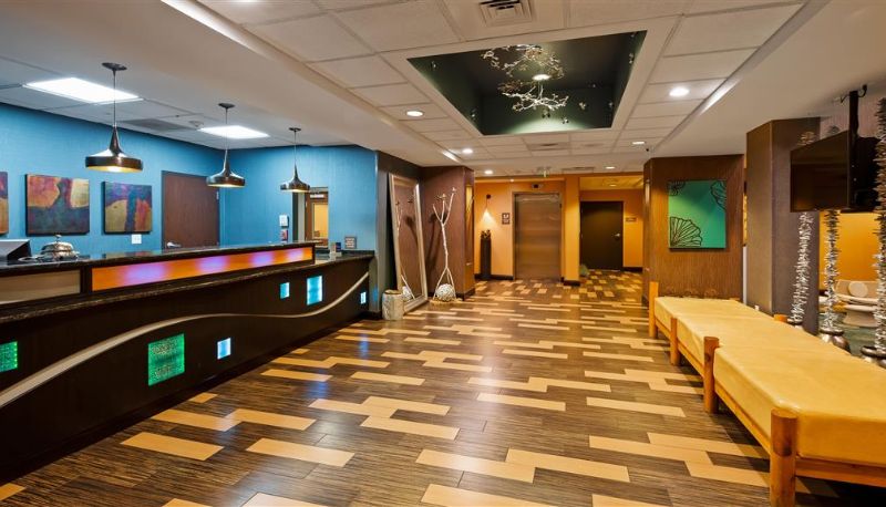 Hall - Best Western Plus Chain of Lakes Inn & Suites