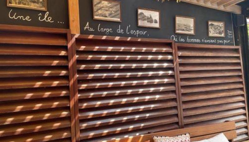 レストラン内の朝食ルーム - L'Oustaou de Porquerolles