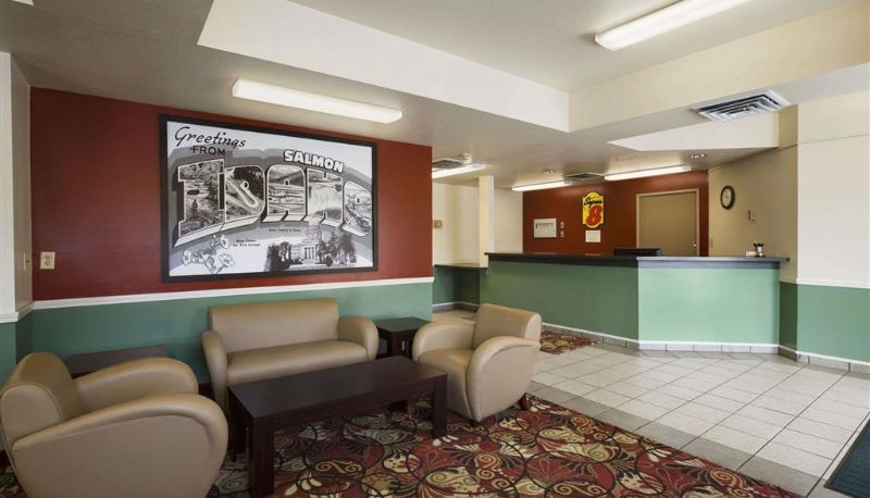 Hall - Super 8 by Wyndham Salmon