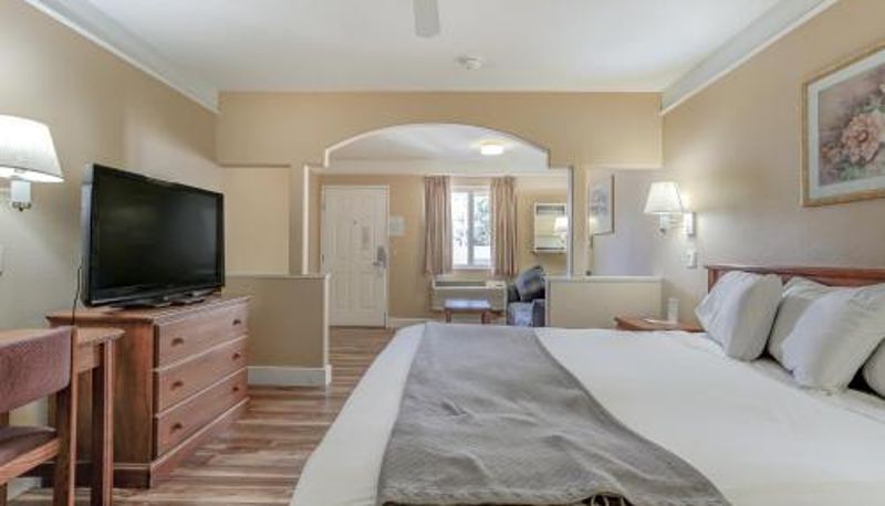 Info - Shasta Pines Motel & Suites
