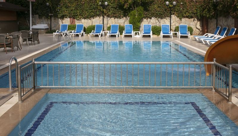 Piscina - Dinc Hotel
