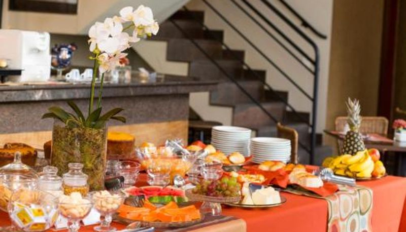 Sala de desayunos dentro del restaurante - Hotel Vila Serrana