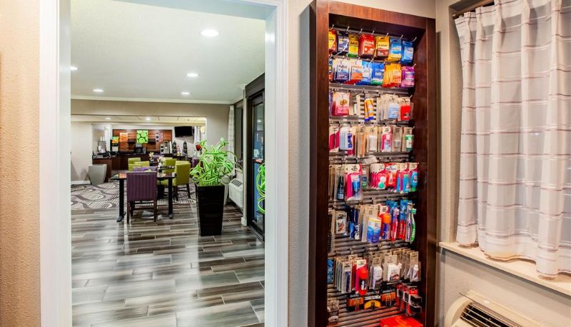Interior view - La Quinta Inn & Suites by Wyndham Houston Baytown East