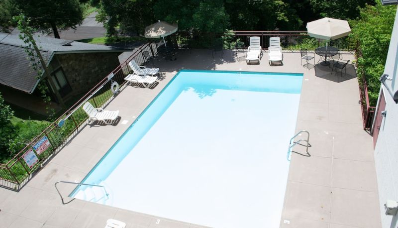 Pool - Laurel Inn Condominium