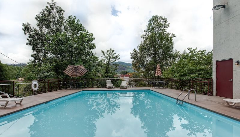 Pool - Laurel Inn Condominium