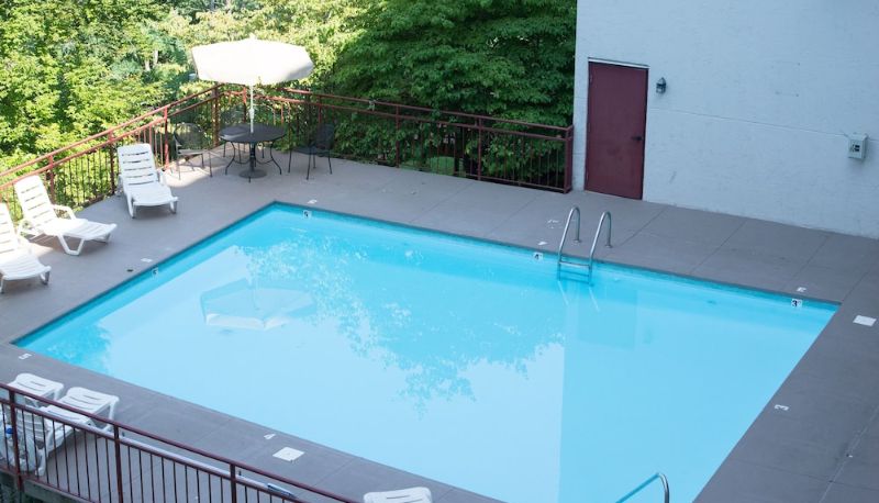 Pool - Laurel Inn Condominium