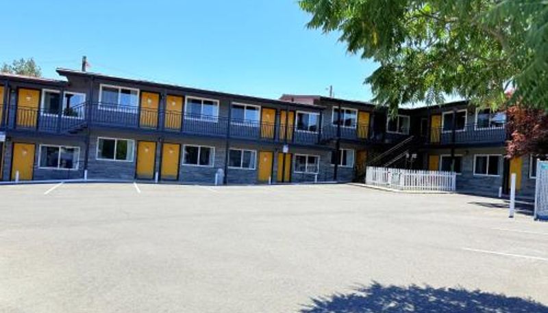 Zona exterior del hotel - Timbers INN and Suites