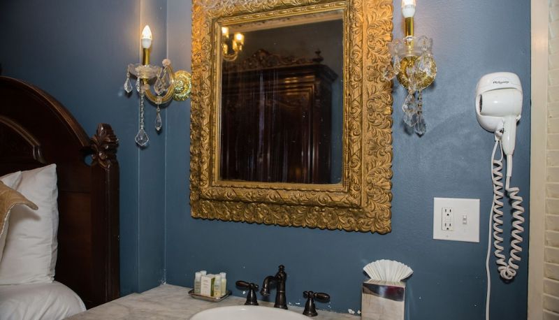 Suite - Lamothe House