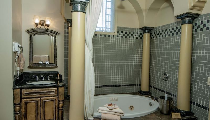 Suite - Anniversary Inn - South Temple