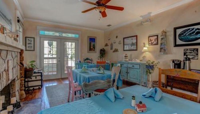 Sala prima colazione all'interno del ristorante - Anchor Inn NSB Bed and Breakfast