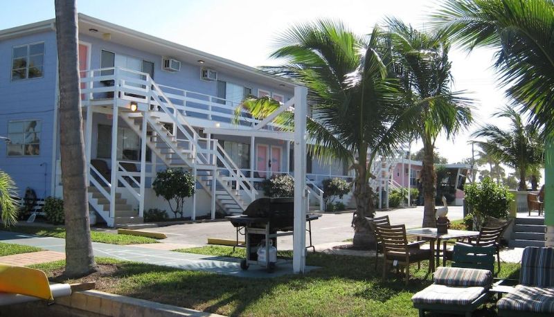 Environs - The Holiday Court Motel