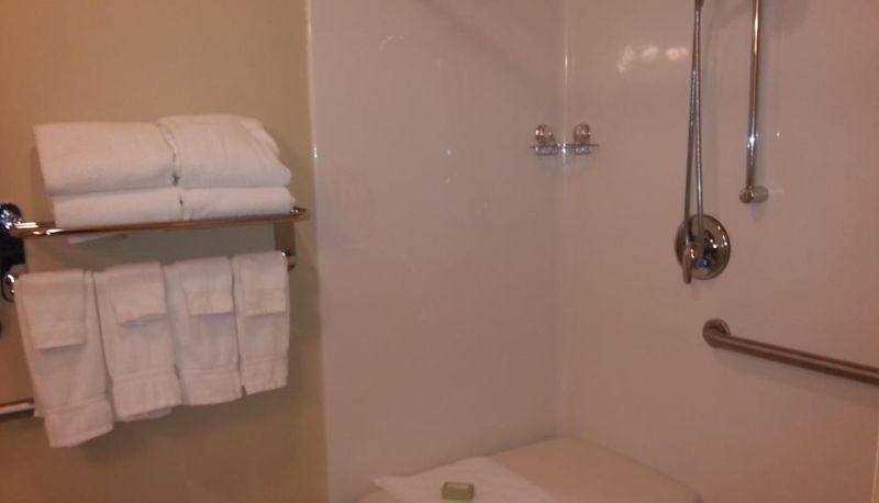 Bagno - Cobblestone Inn & Suites - Bloomfield