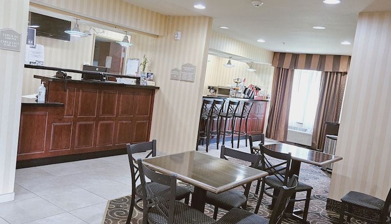 Hall - Cobblestone Inn & Suites - Bloomfield