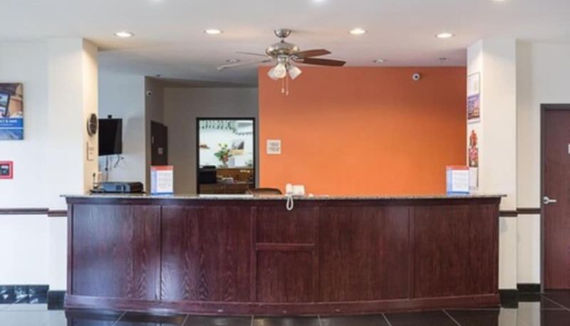 Hall - Budget Inn and Suites
