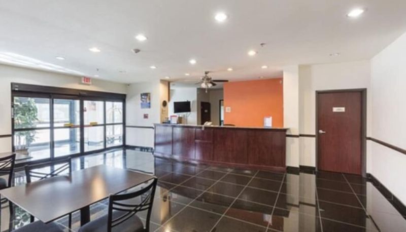 Hall - Budget Inn and Suites