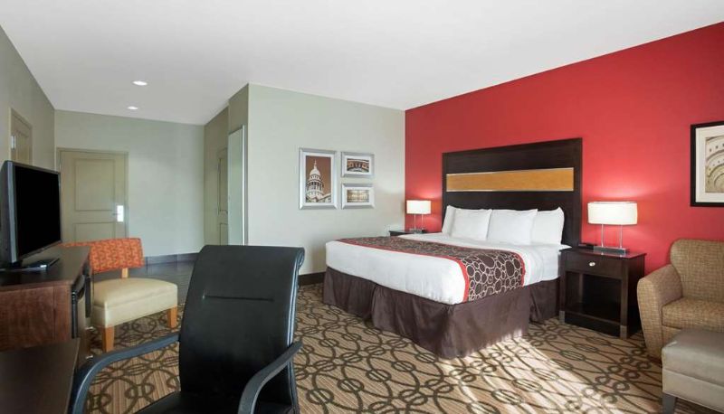 Room - La Quinta Inn & Suites by Wyndham Pearsall