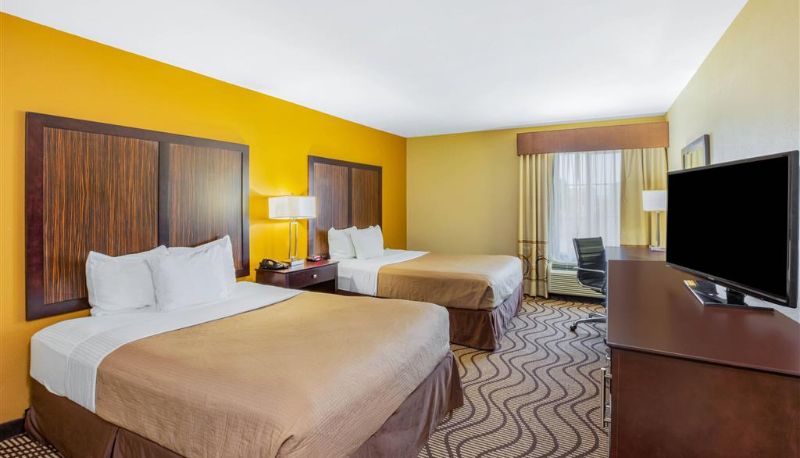 Room - La Quinta Inn & Suites by Wyndham Floresville