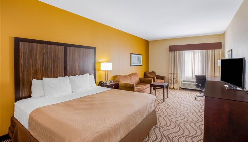 Room - La Quinta Inn & Suites by Wyndham Floresville