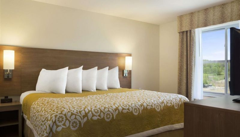 Pokój - Days Inn & Suites by Wyndham Belmont