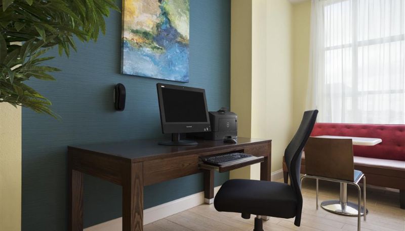 Sala - Days Inn & Suites by Wyndham Belmont